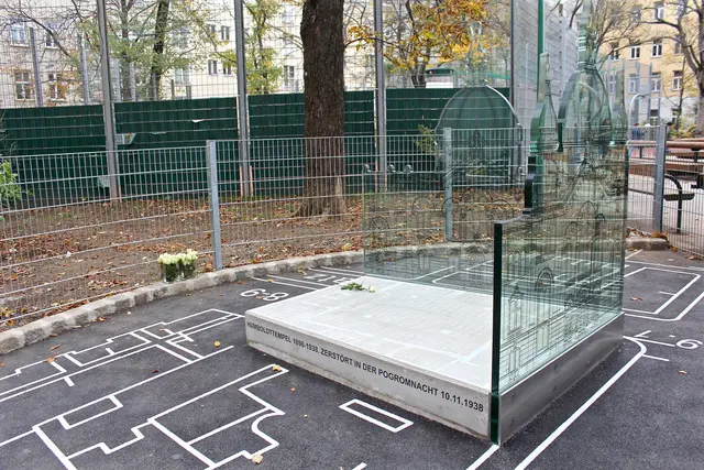 Heute gedenkt eine Skulptur an die Pogromnacht im Jahr 1938. Diese und weitere Themen über das jüdische Favoriten arbeitet Ruth Contreras in ihrem neuen Buch auf. | Foto:  Ulrike Kozeschnik-Schlick