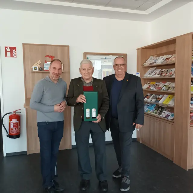 Vizebürgermeister Jürgen Arbinger (SPÖ), Jubilar Alois Paikl und Bürgermeister Robert Szekely (SPÖ) | Foto: Gemeinde Klein-Neusiedl