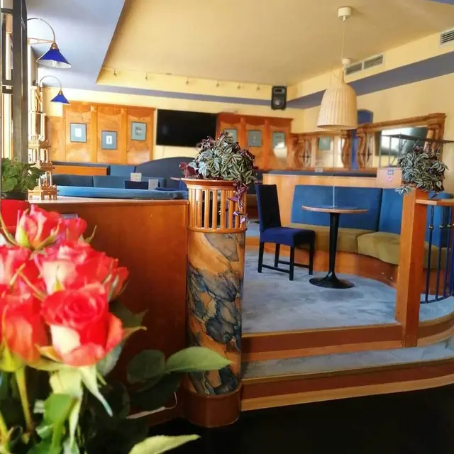 Bruncher sind im Cafe Jedermann in Donaustadt genauso herzlich willkommen wie Nachteulen, die gerne in Gemeinschaft ein edles Glas Wein trinken wollen. | Foto: Cafe Jedermann