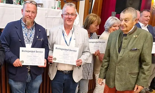 Andreas Klausner (li.) und Walter Thomas Hauser (Mi.) mit Past. Governor Franz Holzer bei der Award-Übergabe. | Foto: Kiwanis