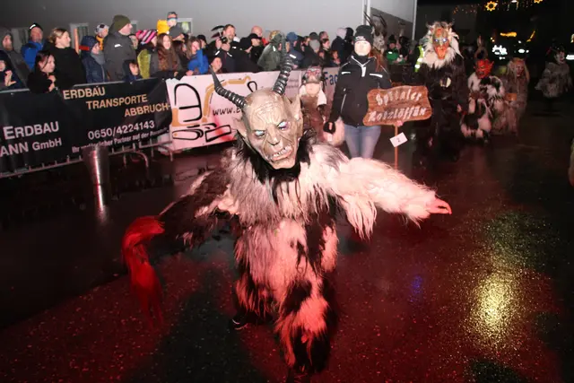 Kremstaler Perchtenlauf der "Kremstaler Burg Teufeln" im Ortszentrum von Micheldorf. | Foto: BRS/Staudinger