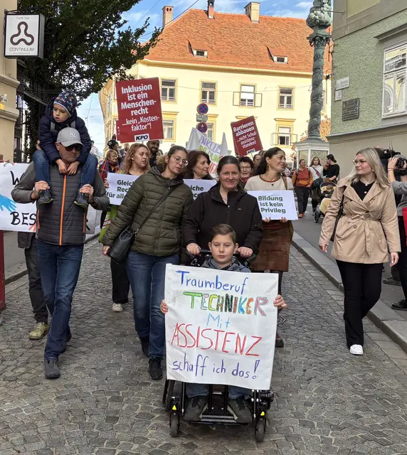 Über 100 Personen gingen am Dienstag aus Protest gegen fehlende Kapazitäten in der Schulassistenz auf die Straße.  | Foto: MeinBezirk/Markus Kropac