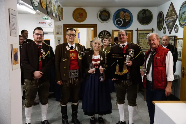 Leutnant Patrick Hintner (Obmann SK Brandenberg), Major Manfred Schachner (Bataillonskommandant Kufstein), Simone Schachner (SK Wörgl), Hauptmann Georg Burgstaller (SK Brandenberg und Peter Lanzinger (Schießwart SK Brandenberg) (v.l.) freuen sich. | Foto: Bataillon Kufstein