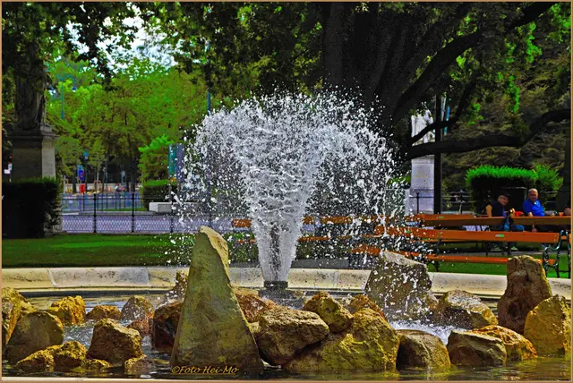 Die Fontäne sprüht bald wieder in der neuen Form – hier zu sehen: der Brunnen vor der Instandsetzung.  | Foto: Heinrich Moser