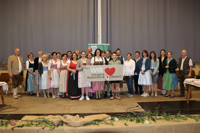 „Gstanzl Tanzl“ begeisterte das Publikum in der Attergauhalle. | Foto:  Kager BB OÖ