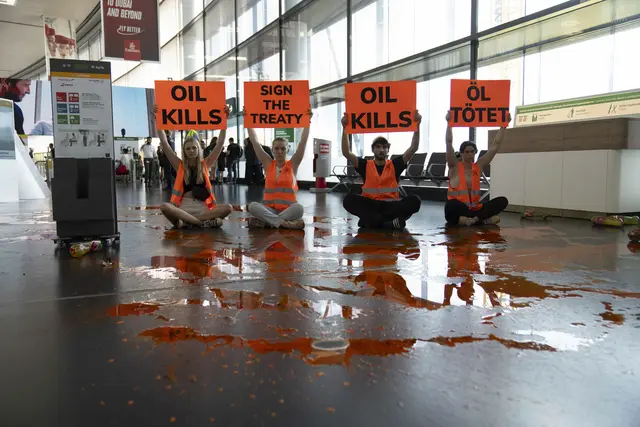 Protestaktion der "Letzten Generation" am Flughafen Wien-Schwechat.  | Foto: Letzte Generation Österreich
