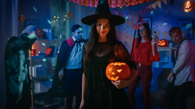Nicht immer geht es an Halloween so beschaulich zu. | Foto: stock.adobe.com/at/Gorodenkoff