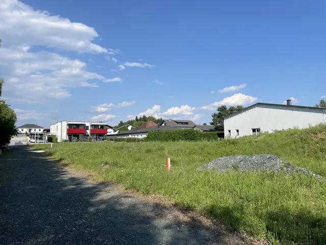 In der Badgasse in Großpetersdorf werden sechs moderne Bungalows als Doppelhaushälften erbaut.  | Foto: OSG