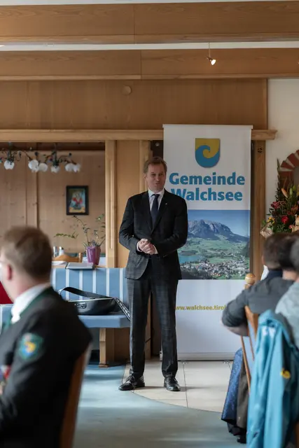 Bürgermeister Ekkehard Wimmer bedankte sich in seiner Rede für die unzähligen freiwilligen Stunden.  | Foto: Pamela Dorfinger/Gemeinde Walchsee