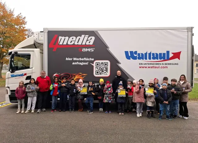 V.l.: Manfred Vollbauer (Wattaul), Klassenlehrer Alexander Nemeth und Schulassistentin Claudia Aichinger mit Kindern der 3a. | Foto: zVg.