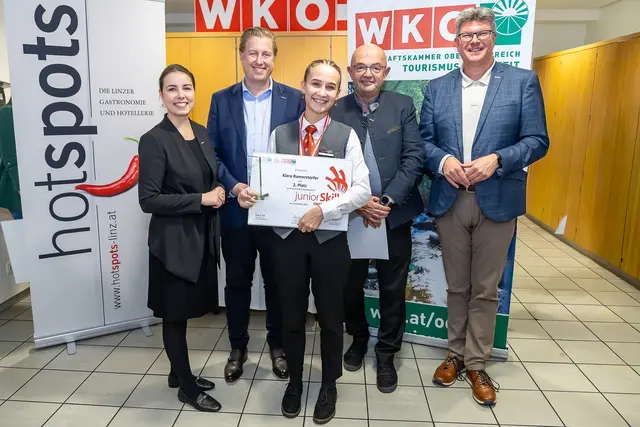 2. Platz im "Service", von links: WKOÖ-Vizepräsidentin Lisa Sigl, Hotellerie-Obmann Michael Nell, Klara Ramerstorfer aus Enns, Tourismus-Spartenobmann und oö. Wirtesprecher Gerold Royda, Tourismus-Fachgruppengeschäftsführer Stefan Praher | Foto: Cityfoto