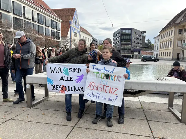 Die Organisatorinnen Christine Herzog (l.) und Marie Luise Florineth (r.) mit ihren Kindern. 

 | Foto: MeinBezirk/Markus Kropac