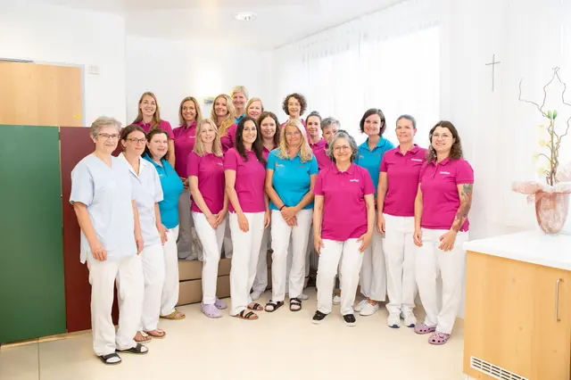 Das Team der Geburtsbegleitung mit der leitende Hebamme Denise Pohl (2. v. r.) | Foto: Krankenhaus Braunau