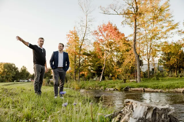 Manfred Feichtinger mit Stefan Kaineder in St. Veit im Innkreis. | Foto: Land OÖ/Werner Dedl