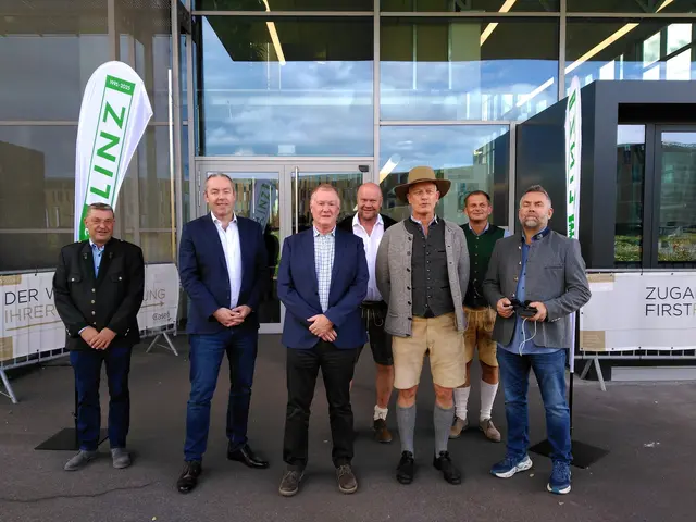 Von links: Vertriebsmitarbeiter Michael Sallegger, Regional General Manager Jonathan Halstead, Produktionsvorstand Dave Allen, Vertriebsmitarbeiter Michael Luser, Standortleiter Björn Christensen, Leiter CIS, Mittlerer Osten und Balkan Gerhard Zittmayr, Head of Supply Chain and Manufacturing Europa Olivier Bocquet. | Foto: Nufarm