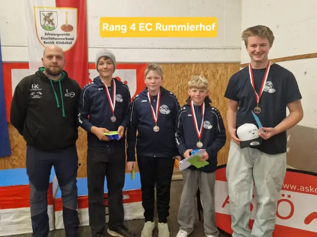 Michael Novák gratuliert zu Rang 4; EC Rummlerhof, Stephan Haselsberger, Marcel Resch und Simon Schaflechner und Florian Laner. | Foto: Michaela Hanser, Roland Hanser, Michael Novák