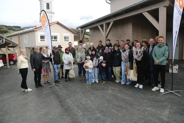 Die neuen Bewohner mit Vertretern der Gemeinde, der Genossenschaft und Ehrengästen. | Foto: Mandl