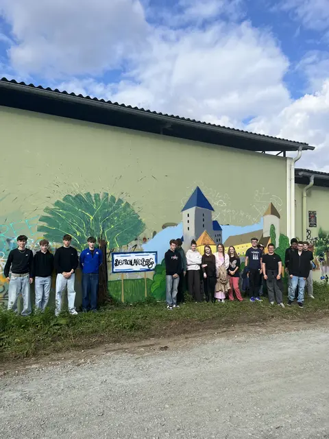 Die HAK-Schülerinnen und Schüler bei der Graffiti-Wand. | Foto: HAK/HAS Deutschlandsberg