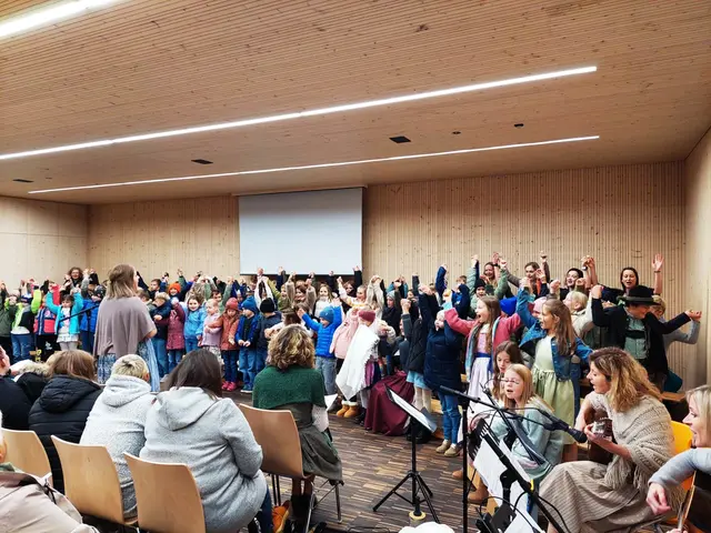 Die neue, gemeinsame Zukunft der Schüler im gesamten Gemeindegebiet wurde bei der Einweihung gefeiert. | Foto: Sylvia Schober