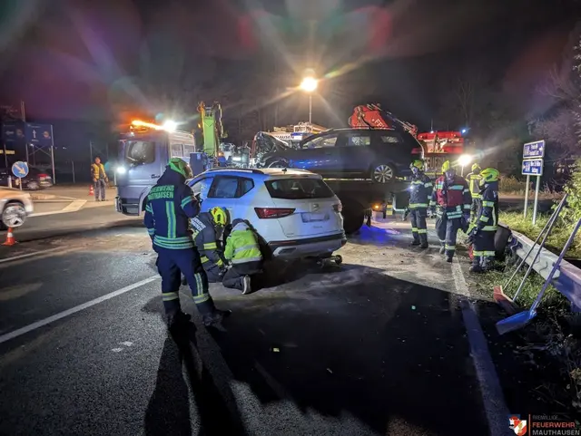 Aufräumarbeiten nach dem Unfall. | Foto: FF Mauthausen