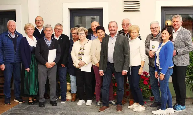 Von links: Josef Mayr, Marianne Hadrbolec, Michael Witzlinger, Alois Jax, Johann Zauner, Kornelia Fuchs, Hermine Radelsböck, Franz Lichtenberger, Christa Lichtenberger, Johann Heigl, Josef Saffertmüller, Maria Hochwallner, Karl Krug, Sieglinde Land und Bgm. Karl Huber. | Foto: Walter Hadrbolec