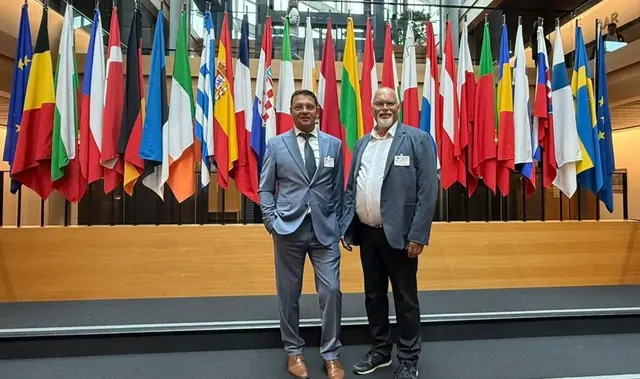 Bürgermeister Kurt Wittmann und Europagemeinderat Marius Bica zeigten sich beeindruckt von den Einblicken. | Foto: NÖ Gemeindebund