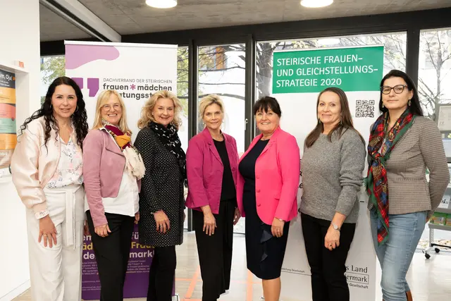 Landeshauptmann-Stellvertreterin Manuela Khom und A6-Leiterin Alexandra Nagl mit dem Vorstandsteam des Dachverbands der Steirischen Frauen- und Mädchenberatungsstellen.  | Foto: Land Steiermark/Robert Binder