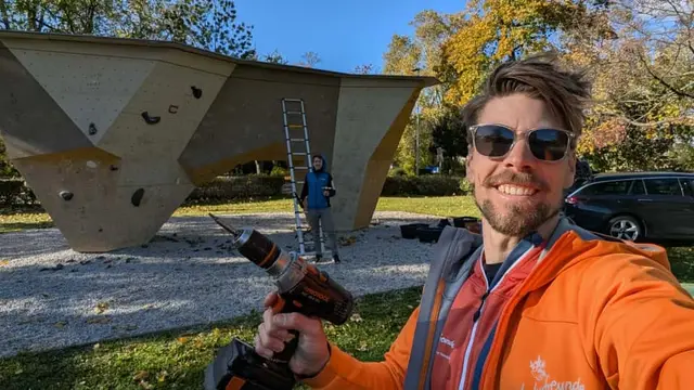 Markus Raffeis vor dem Boulderblock im Stadtpark von Wiener Neustadt. | Foto: Naturfreunde WRN