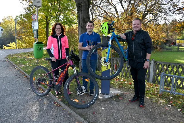 Inspektion der Rad-Servicestationen: Daniela Mohr, Christoph Wagner, Christian Samwald. | Foto: Stadtgemeinde Ternitz