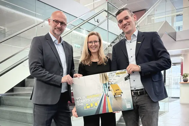 Das Projektteam freut sich über den Gewinn des German Stevie Award in Silber. Von links: Guenther Schmidhuber (Tchitii Communication), Martina Lettner (Internal Communication Palfinger) und Ralph Ginzinger (VP Process &amp; Data Management). | Foto:  Palfinger