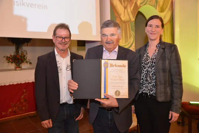 Bürgermeister Rainer Schneeberger und Vizebürgermeisterin Sabrina Neusteurer ernannten Michael Floiger zum Ehrenbürger der Gemeinde. | Foto: Gemeinde Loipersbach