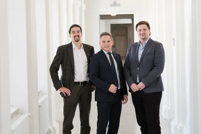 René Schrettl, der Landtagsabgeordnete Christian Kovacevic und der neue SPÖ-Bezirksgeschäftsführer Alexander Trixl (v.l.). 
  | Foto: SPÖ