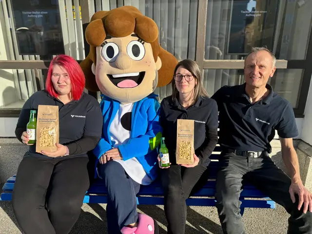 In der Volksbank-Filiale in Eggenburg war Maskottchen "Klara" zu Gast. | Foto: Markus Kahrer