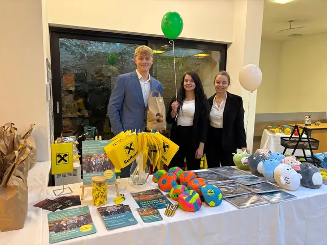 In der Raiffeisenbank in Gars am Kamp gab es zahlreiche Geschenke. | Foto: Manuela Danzinger