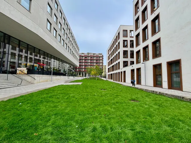 Der Vorplatz beim Bildungscampus Atzgersdorf ist jetzt grüner. | Foto: BV 23