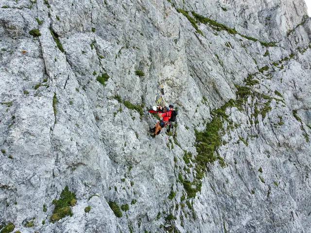 Immer wieder müssen die Einsatzkräfte der Bergrettung Steiermark ausrücken, um Verletzte aus unwegsamem Gelände zu bergen.  | Foto: Bergrettung Steiermark