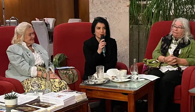 Lesung im slowakischen Piešťany:  Helene Levar, Gülkibar Alkan-Kirilmaz (Vortragende) und Margarete Fugger | Foto: Joan Mendoza