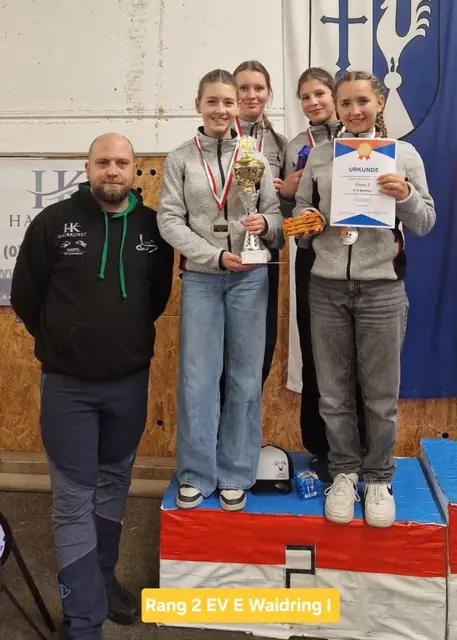 Der ESV Erpfendorf Obmann Michael Novák,  gratuliert den jungen EV E Waidring Damen zu Rang 2; Madelaine Trixl, Johanna Vitzthum, Johanna Krepper und Vanessa Ortner.  | Foto: Michaela Hanser, Roland Hanser, Michael Novák