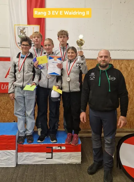 Rang 3 EV E Waidring II; Noah Krepper, Andreas Vitzthum, Katharina Vitzthum Dennis Aberger und Miriam Krepper mit dem ESV Erpfendorf Chef Michael Novák. | Foto: Michaela Hanser, Roland Hanser, Michael Novák