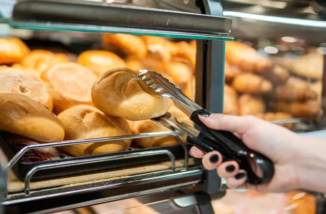 Nicht nur Supermärkte, auch der ein oder andere Bäcker hat am Samstag geöffnet. (Symbolfoto) | Foto: GEORG HOCHMUTH / APA / picturedesk.com
