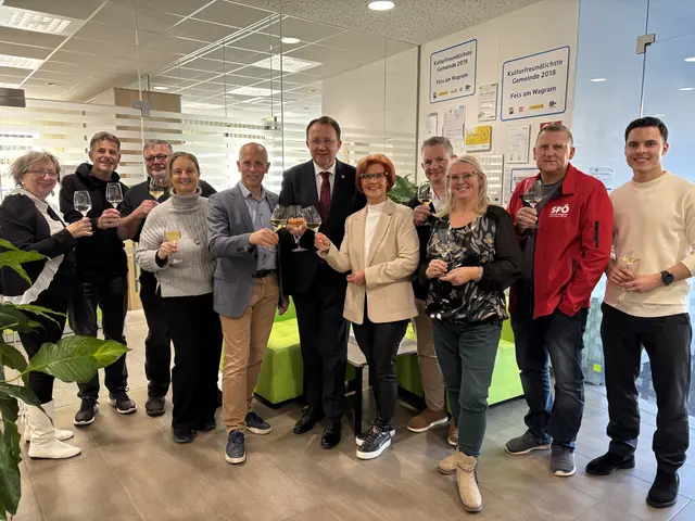 Christine Lukaschek (Fremdenverkehrsverein Fels), Dietmar Zeiss (Marketing St. Pölten GmbH), Andreas Treml (Verein Fels verein(t)), geschäftsführende Gemeinderätin Sabine Treml (Verein Fels verein(t)), Bürgermeister Hannes Zimmermann (Fels am Wagram), Bürgermeister Matthias Stadler (St. Pölten), Sonja Paschinger (Weingut Urbanihof), Franz Paschinger (Weingut Urbanihof), Gemeinderätin Ulrike Loicht, geschäftsführender Gemeinderat Josef Mitterhofer und Jakob Paschinger (Weingut Urbanihof). | Foto: Victoria Edlinger