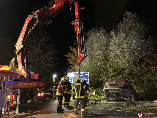 Fahrzeugbergung mit Kran. | Foto: FF Mauthausen