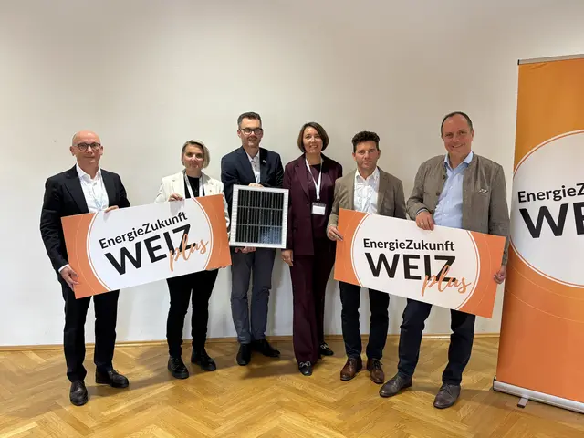 Bei der Projektvorstellung in Gleisdorf: Hannes Zwanzger, Vorstandsdirektor der Volksbank Steiermark, Bettina Bauernhofer, Bürgermeisterin von Weiz, Günther Maier, Vorstand der „EnergieZukunft WEIZplus“, Eva Gfrerrer, Prokuristin der Raiffeisen-Landesbank Steiermark, Johannes Karner, Bürgermeister von St. Margarethen und der Gleisdorfer Amtskollege Christoph Stark (v. l.) | Foto: MeinBezirk/Markus Kopcsandi