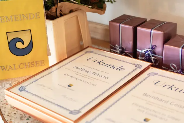 Den Funktionären wurden Urkunden für die Ehrenzeichen überreicht.  | Foto: Pamela Dorfinger/Gemeinde Walchsee