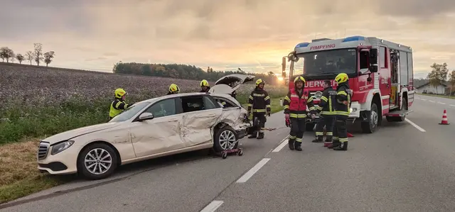 Die Lenkerin des Pkw konnte sich selbst aus dem Auto befreien. | Foto: FF Pimpfing