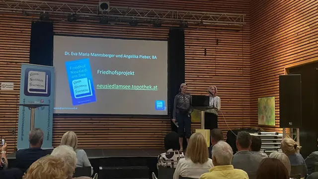 Dr. Eva Maria Mannsberger und Angelika Pieber, BA bei der Präsentation des digitalen Gräberarchivs | Foto: Dr. Eva Maria Mannsberger