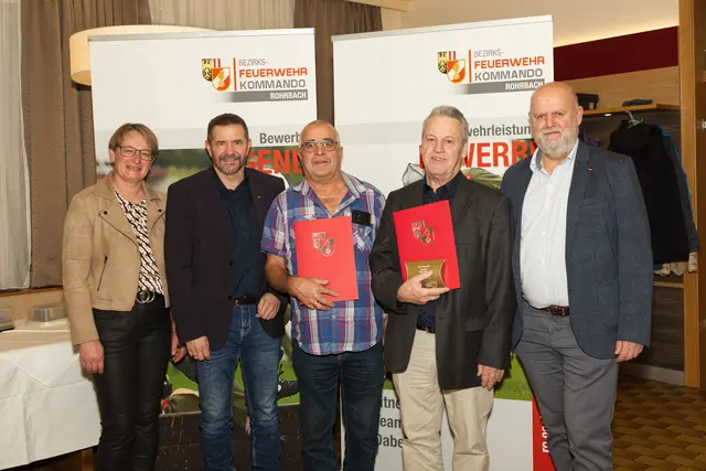 Von links: Vizebürgermeisterin von Kleinzell Stefanie Zauner, Bezirks-Feuerwehrkommandant Thomas Stockinger, Georg Schaubmaier, Herbert Stallberger und Bernhard Weiß.
 | Foto: BFK-Rohrbach/Sonnleitner