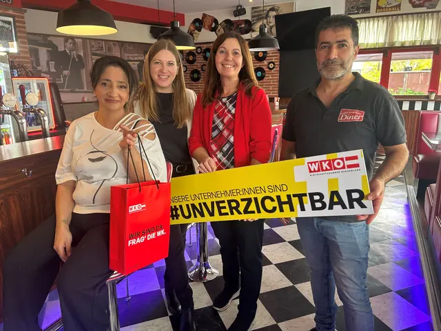 Serife Dogan, WK-Regionalstellenleiterin Evelyn Zarits, WK-Regionalstellenobfrau Melanie Eckhardt und Ercan Dogan in Emirs American Diner. | Foto: WKB