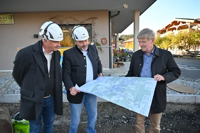  Drei Männer der Gemeinde Oberndorf und ihr Plan.  | Foto: M. Pletzer