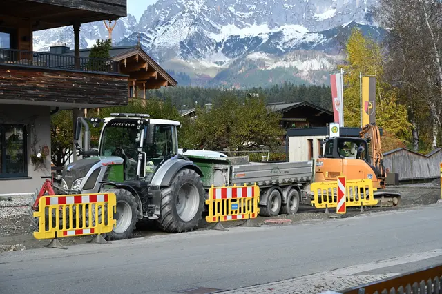 Bereits Minuten nach dem Spatenstich erfolgte der Baustart.  | Foto: M. Pletzer